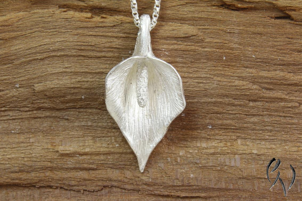 Dieser schöne Anhänger aus Silber 925/- , Callablüte